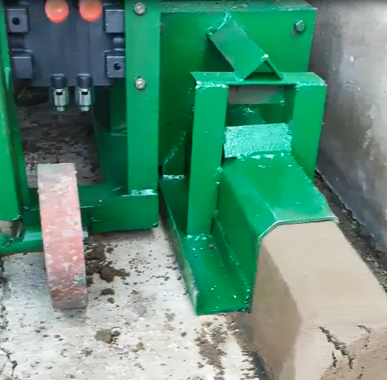 邯鄲小型路沿石機(jī)試機(jī),混凝土路沿成型機(jī)調(diào)試圖片